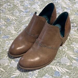 Roan by Bed|Stu Gaze Oats Pecan Boots